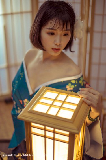 爷爷天天啃馒头省钱为3岁孙子治病